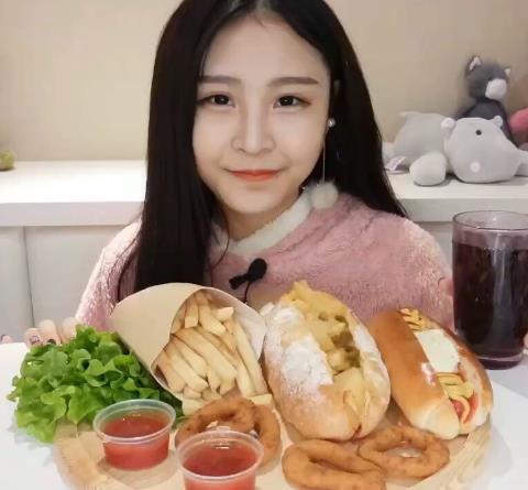 爱美食的猫妹妹真名是毛月年